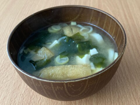 豆腐、わかめ、油揚げ、ちくわの味噌汁